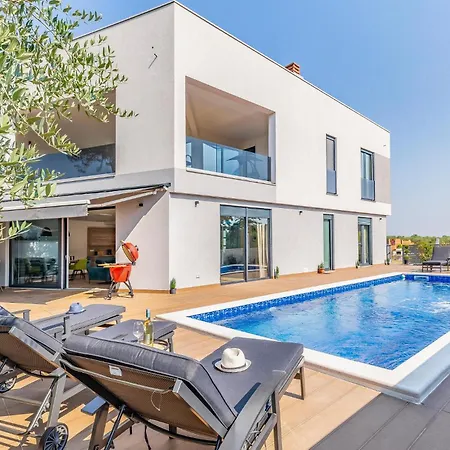 Beautiful In With Kitchen Holiday home *