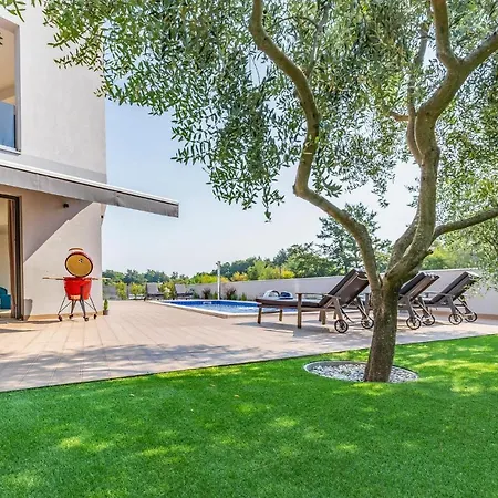 Dom wakacyjny Beautiful In With Kitchen Poreč